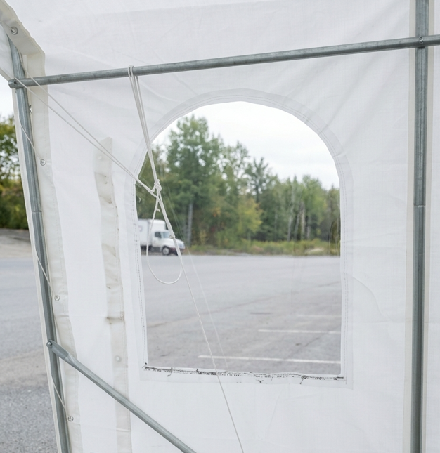 Fenêtre transparente intégrée à la toile d'un abri d'auto Harnois