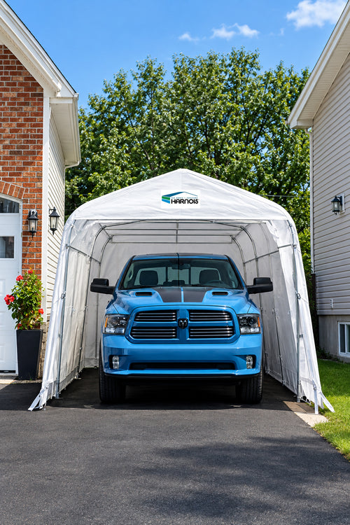 Abri d'auto PLUS 12 Harnois installé dans une entrée avec camionnette à l'intérieur